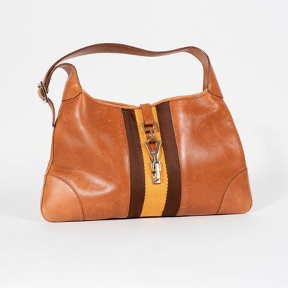GUCCI, Jackie


Sac porté main en cuir camel...