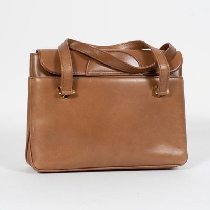 GUCCI


Sac porté main en cuir brun tabac....