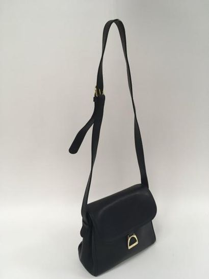 LANCEL


Sac en cuir bleu marine. 

Fermeture...