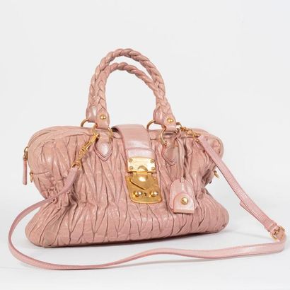 MIU MIU, Matelassé 


Sac à main en cuir...