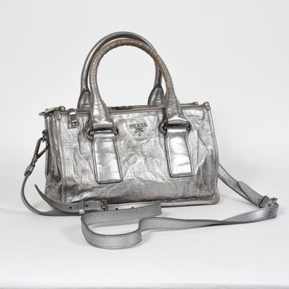 PRADA


Sac à main en cuir argenté. 

Anse...