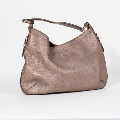 PRADA


Sac en cuir mordoré. 

Anse porté...
