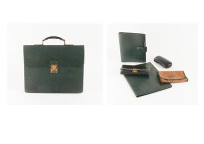 LOUIS VUITTON


Ensemble en cuir vert siglé...