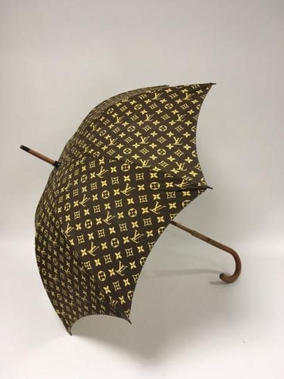 LOUIS VUITTON

Parapluie en bois et toile...