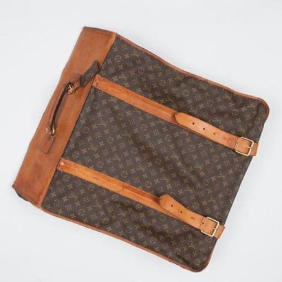LOUIS VUITTON


Housse porte-costume en toile...