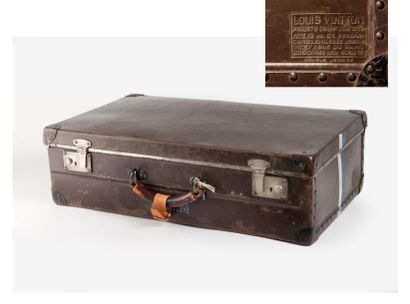 LOUIS VUITTON


Valise rigide de forme rectangulaire...