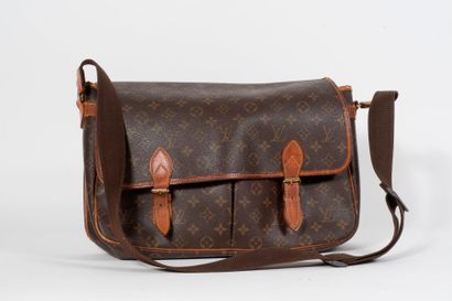 Louis VUITTON, Gibecière 


Sac en toile...