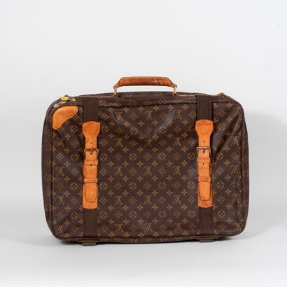 Louis VUITTON, Satellite


Valise en toile...