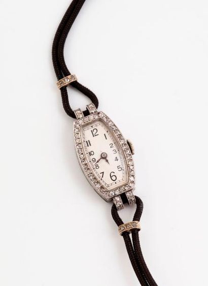 Montre bracelet de dame. 

Boîtier de forme...