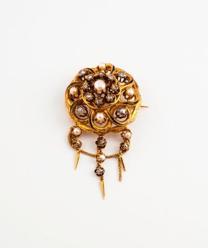 Broche ronde en or jaune (750) à décor d'entrelacs...