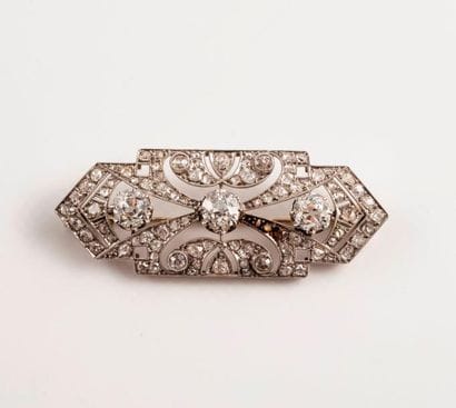 Broche ajourée en or gris (750) et platine...