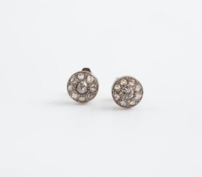 Paire de puces d'oreille en or gris (750)...
