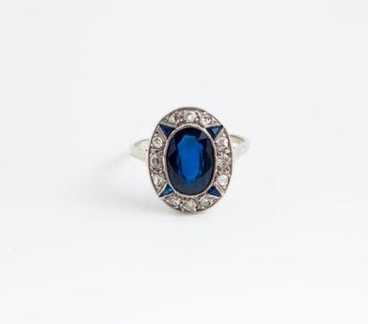 Bague en or gris (750) centrée d'un doublet...