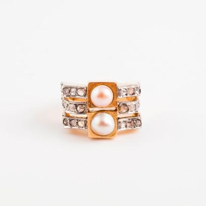 Bague à épaulement en or jaune (750) et platine...