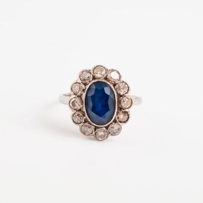 Bague marguerite en platine (850) centrée...
