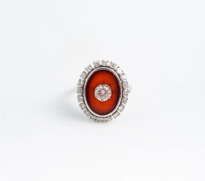 Bague ovale en or gris (750) ornée d'une...