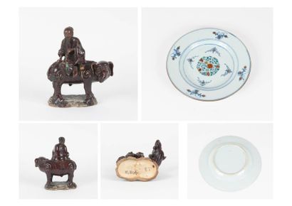 CHINE


- homme assis sur un éléphant en...