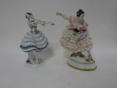 Deux danseuses en porcelaine polychrome.

-...