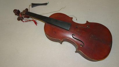 Violon d'étude.

Vernis brun rouge.

Long....