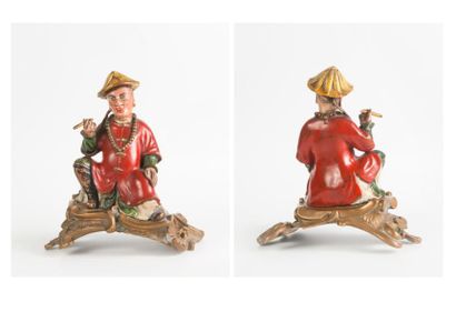 Chinois fumant en bronze peint ou verni assis...