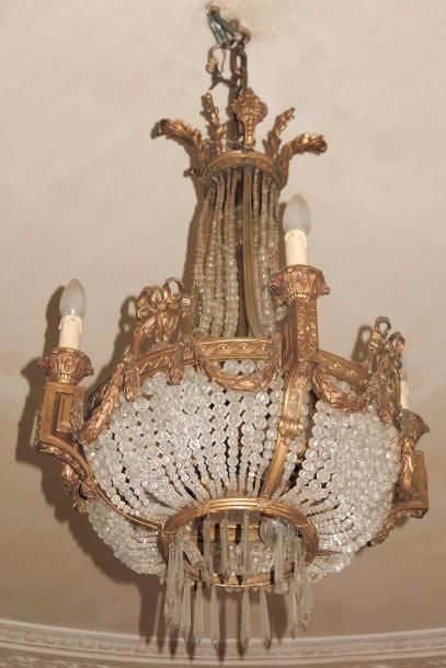 Suspension corbeille en bronze doré et cristaux,...