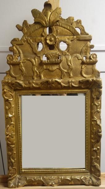 Miroir à fronton en bois et stuc dorés à...