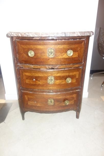 Petite commode à façade courbe en bois de...