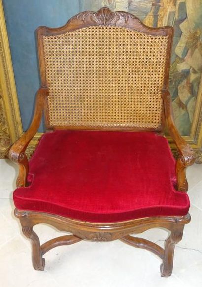 Fauteuil droit en noyer mouluré sculpté à...