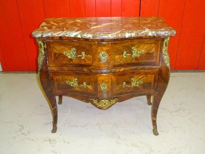 Commode sauteuse en placage de palissandre...