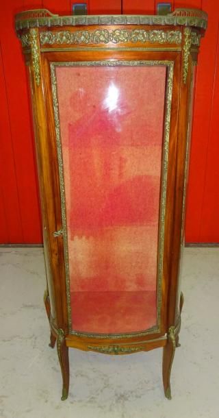 Vitrine en placage d'acajou, vitrée sur trois...
