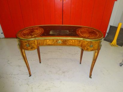
Table bureau de forme rognon en placage...