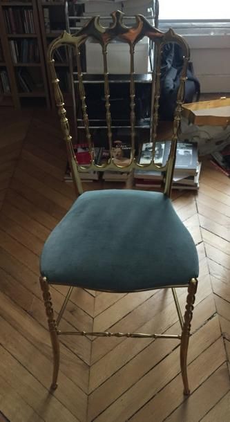 Suite de huit chaises en métal doré, à dossier...