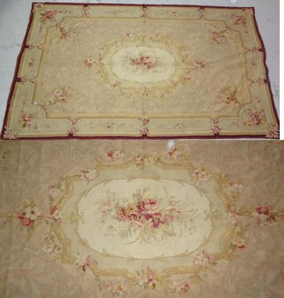 Dans le goût d'AUBUSSON. 

Tapis en laine...