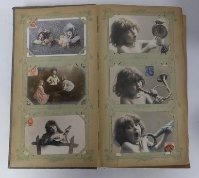 Album de cartes postales, certaines colorées,...