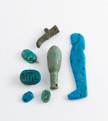 EGYPTE


Six petits objets en fritte émaillée...
