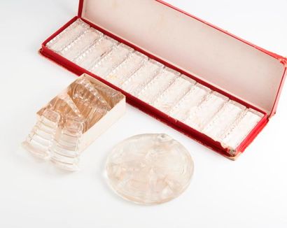 Lot de verreries :

- 8 penche-assiettes...