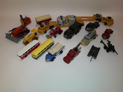 DINKY TOYS

Lot de 18 pièces : petites voitures,...