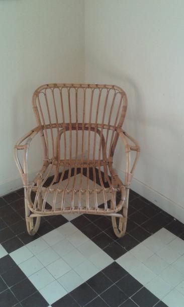 Deux petits fauteuils en rotin.
Usures.