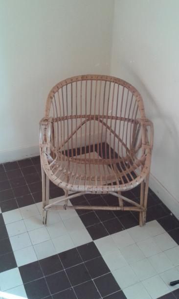Deux fauteuils enveloppant en rotin.
Usures. Accidents...