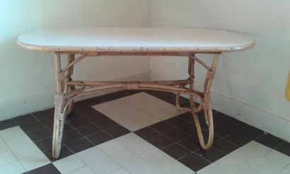 Table oblongue arrondie, quadripode, en rotin,...