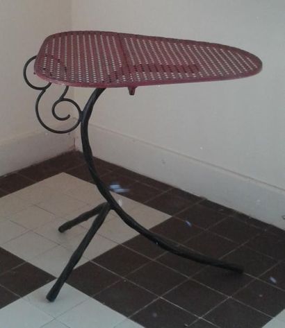 Petite table d'appoint tripode en fer forgé,...