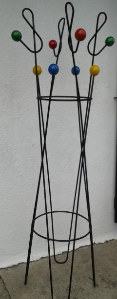 Roger FERAUD


Porte-manteaux quadripode...