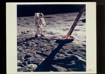 NASA, Apollo 11. 

Buzz Aldrin sur le sol...