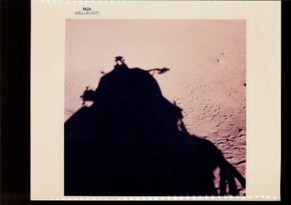 NASA, Apollo 11. 

Vue du sol lunaire avec...