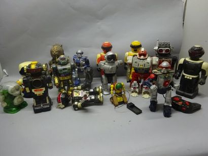 [26] ROBOTS

Lot de 15 Robots.

Etat d'usage...