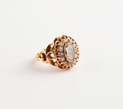 Bague ajourée en or jaune (750) centrée d'une...