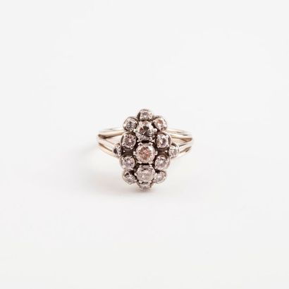 Bague en filins d'or gris (750) et platine...