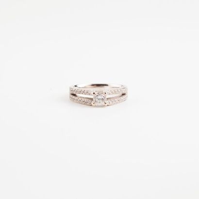 Bague solitaire en or gris (750) centrée...