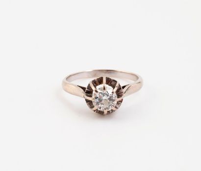 Bague solitaire en or gris (750) ornée d'un...