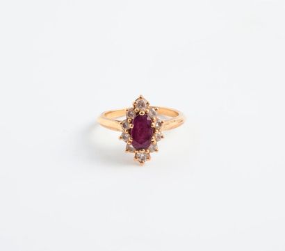 Bague marquise en or jaune (750) centrée...